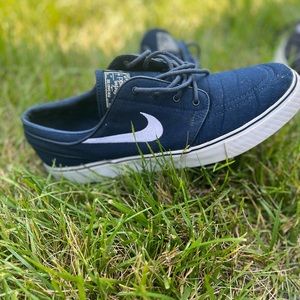 Navy blue size 11 slightly worn Nike Stefan janoski sneakers